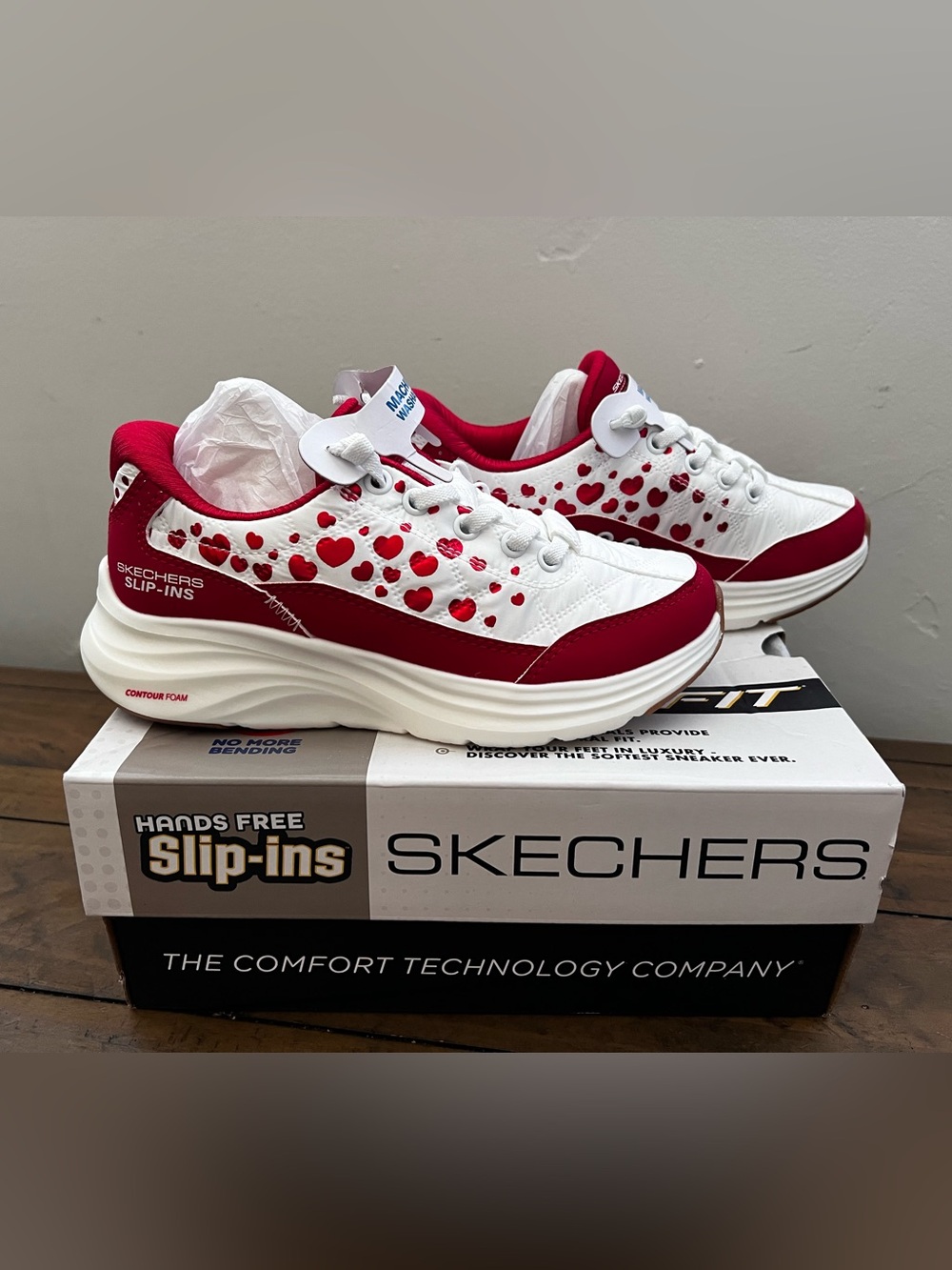 NWT Skechers Little Girls White & Red Heart-Print Slip-On Sneakers